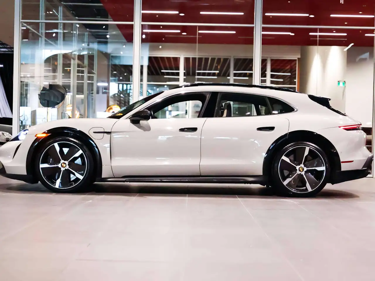 Porsche Taycan - Image 28
