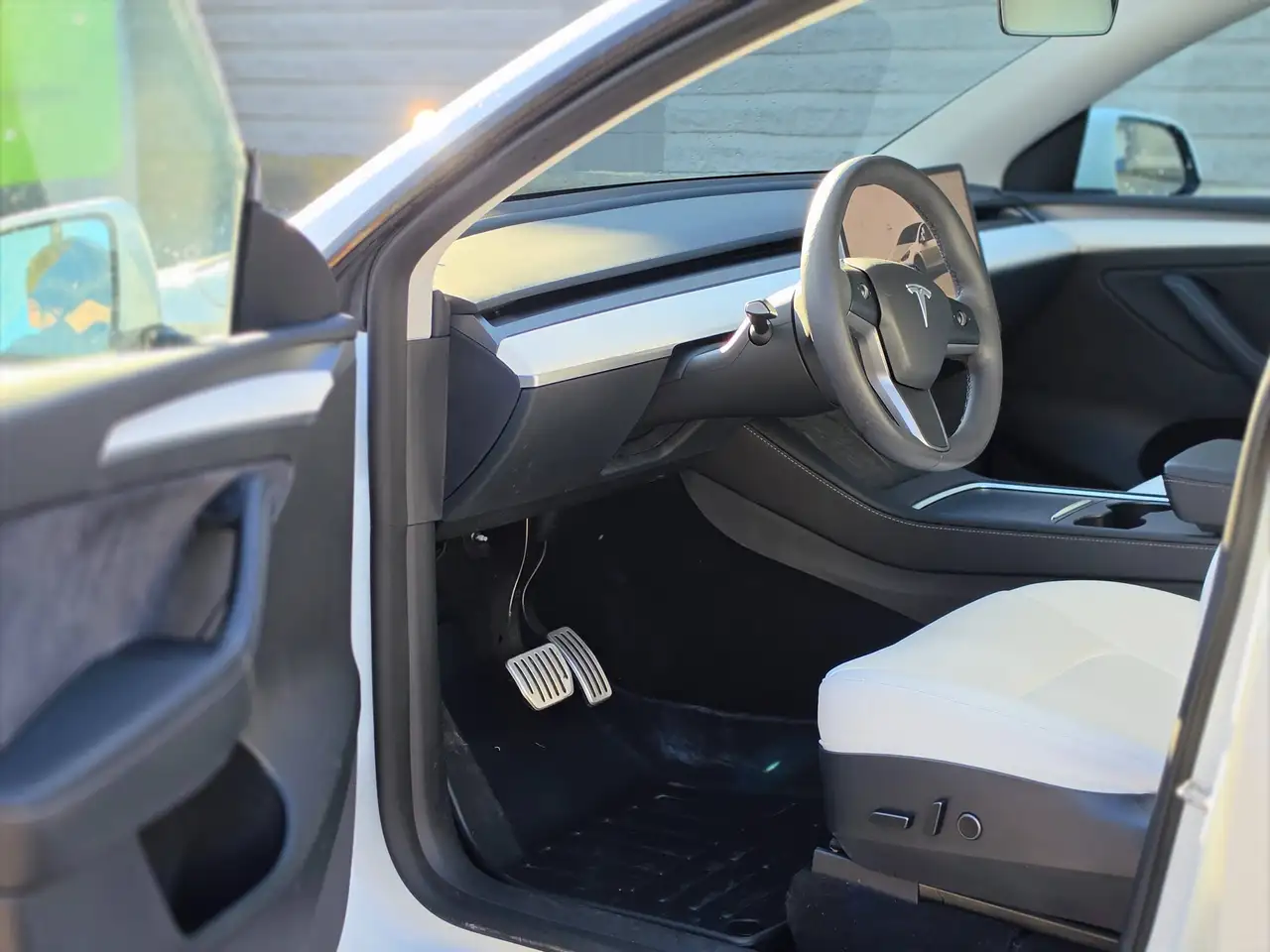 Tesla Model Y - Image 12