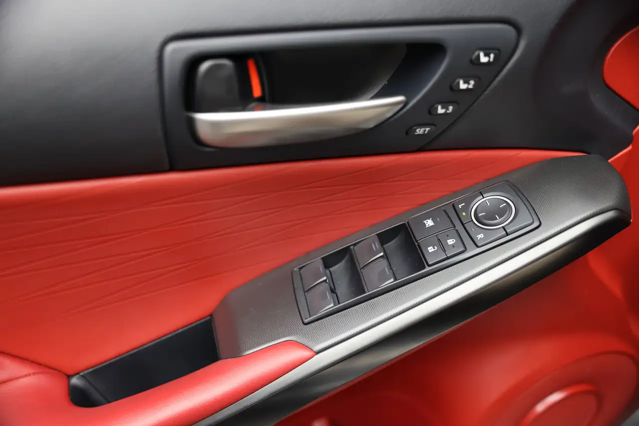 Lexus IS - Image 16