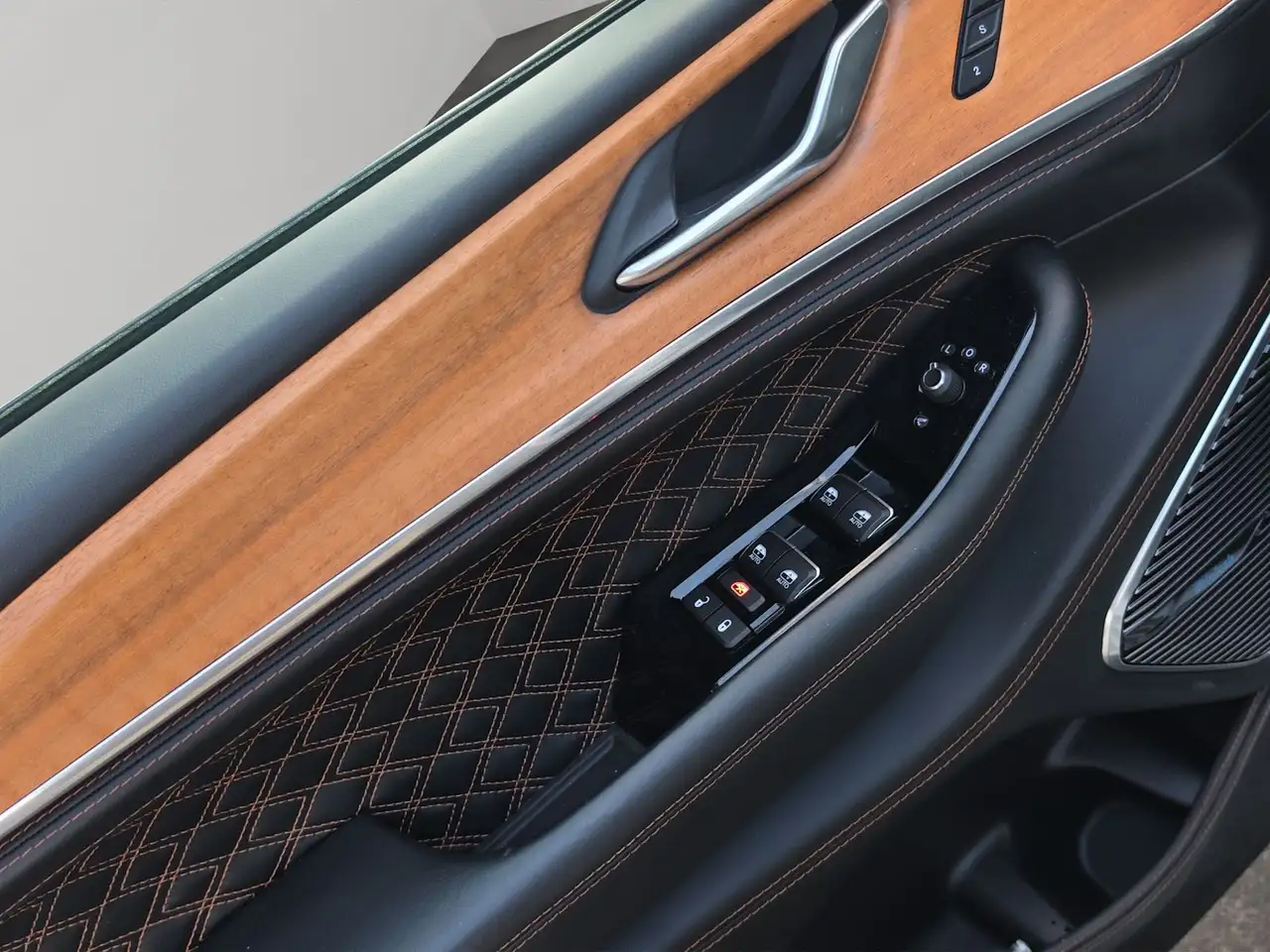 Jeep Grand Cherokee - Image 11