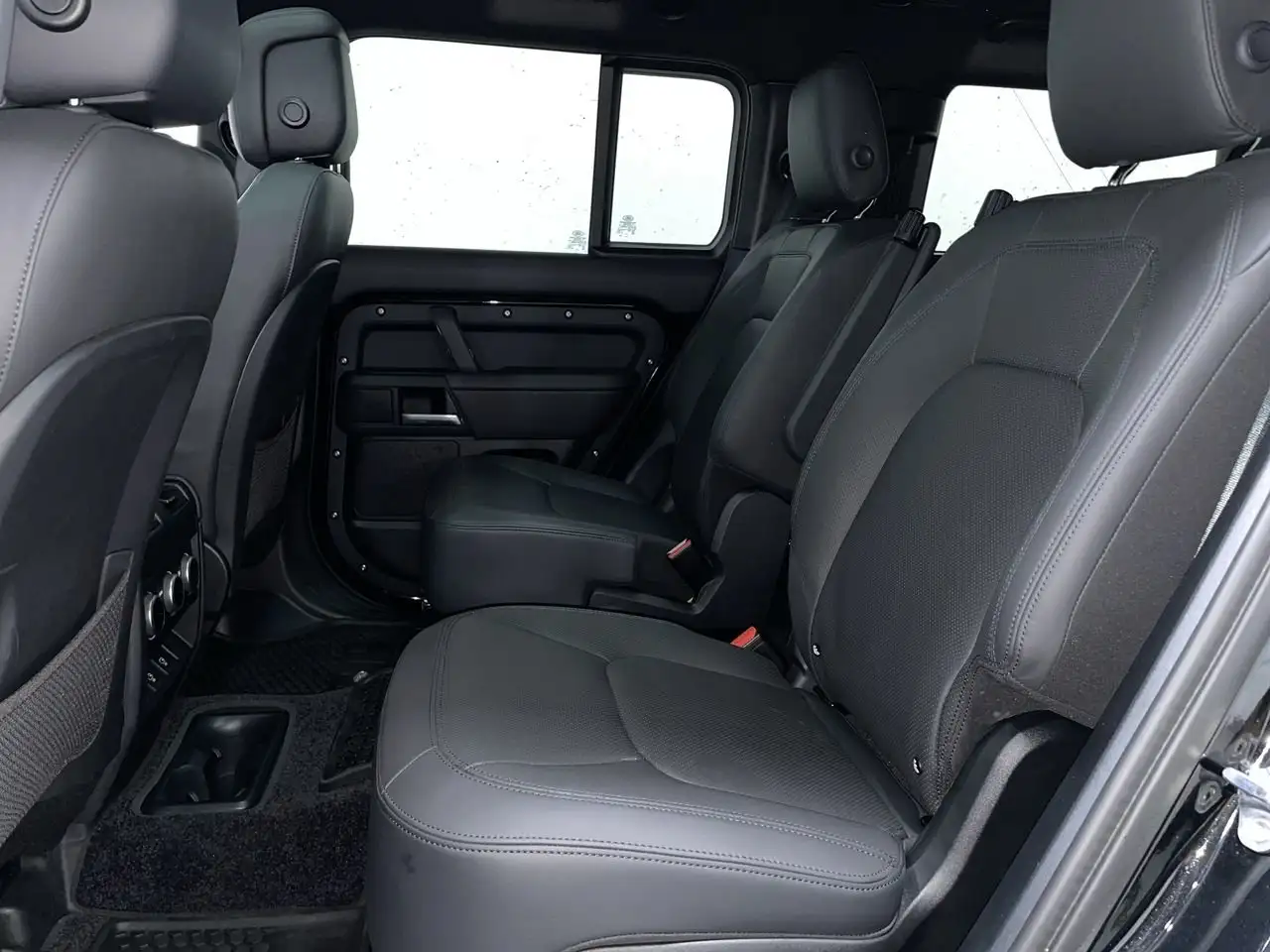 Land Rover Defender - Image 31