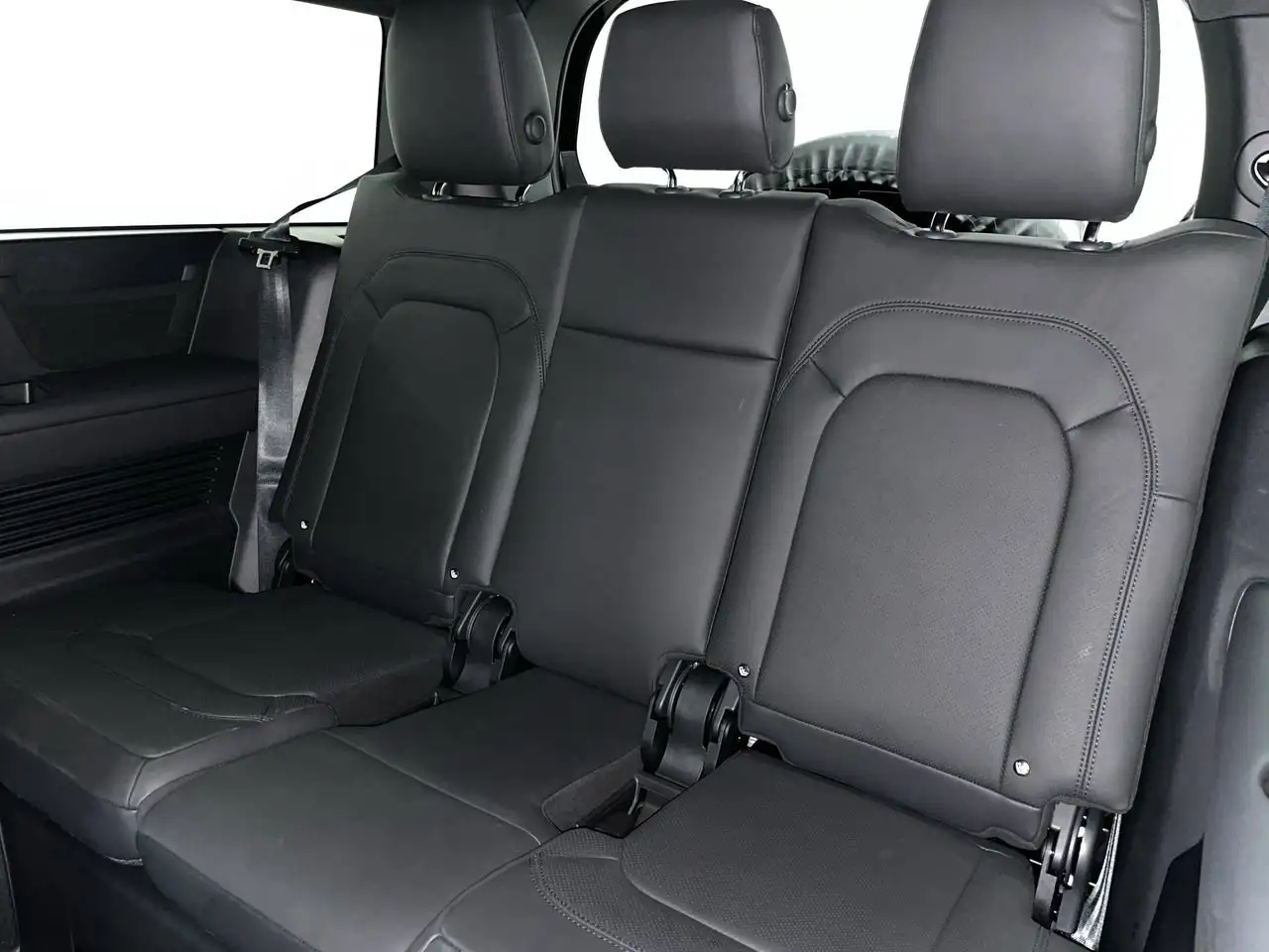 Land Rover Defender - Image 32