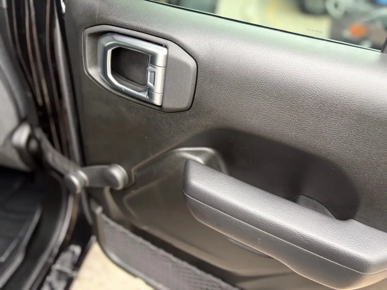 Jeep Wrangler - Image 12