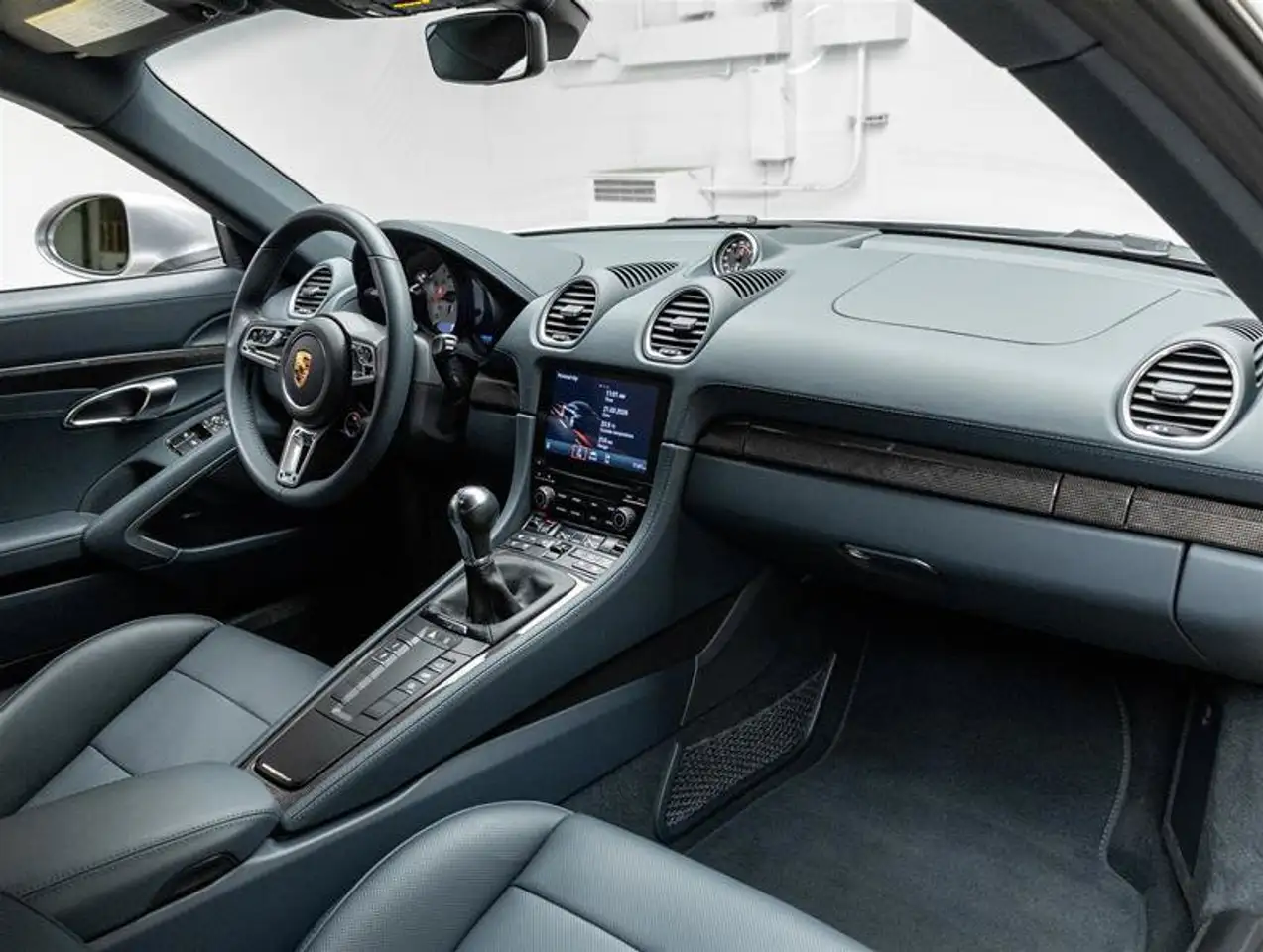Porsche 718 Cayman - Image 32