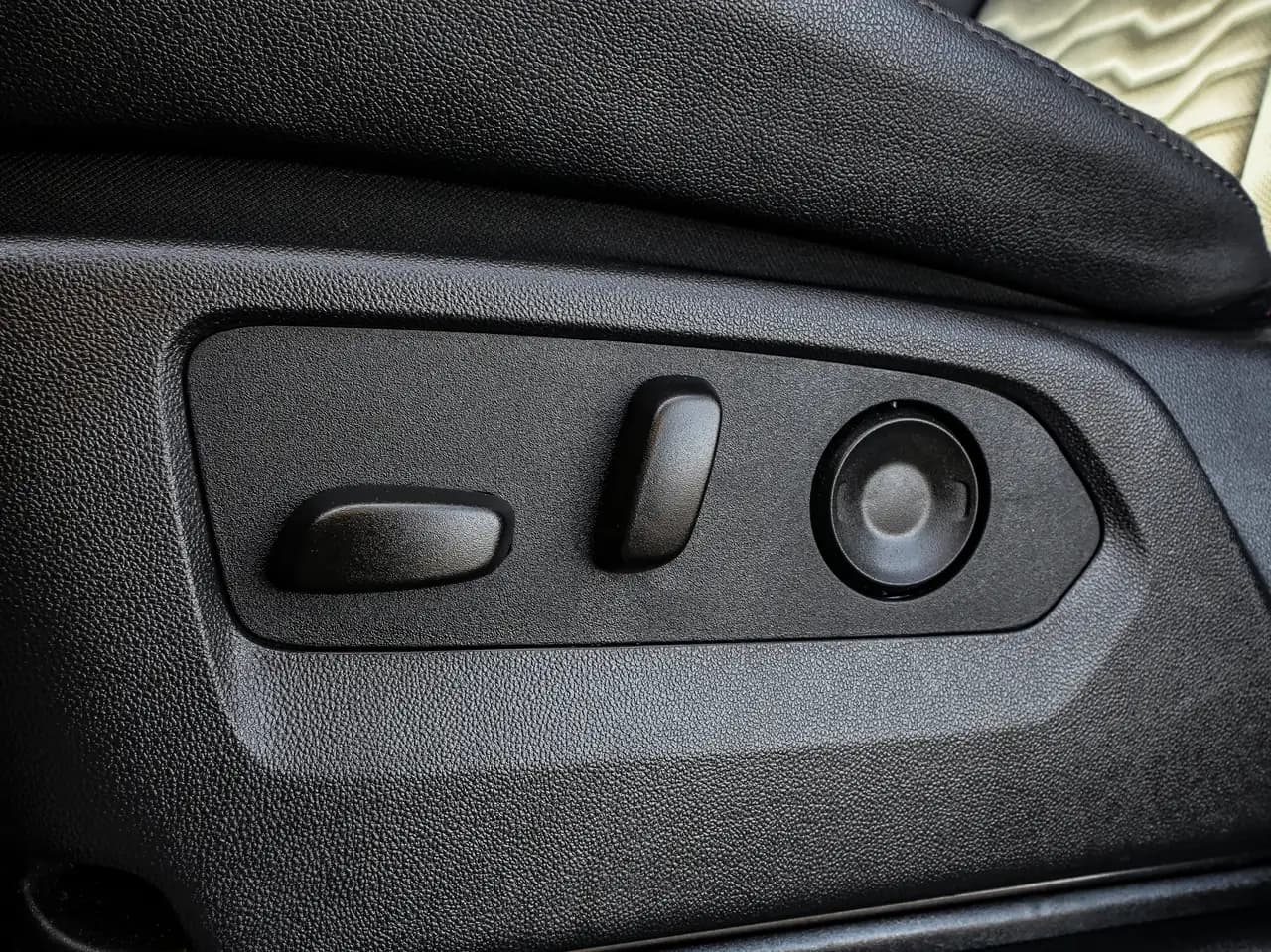 Chevrolet Silverado 1500 - Image 18