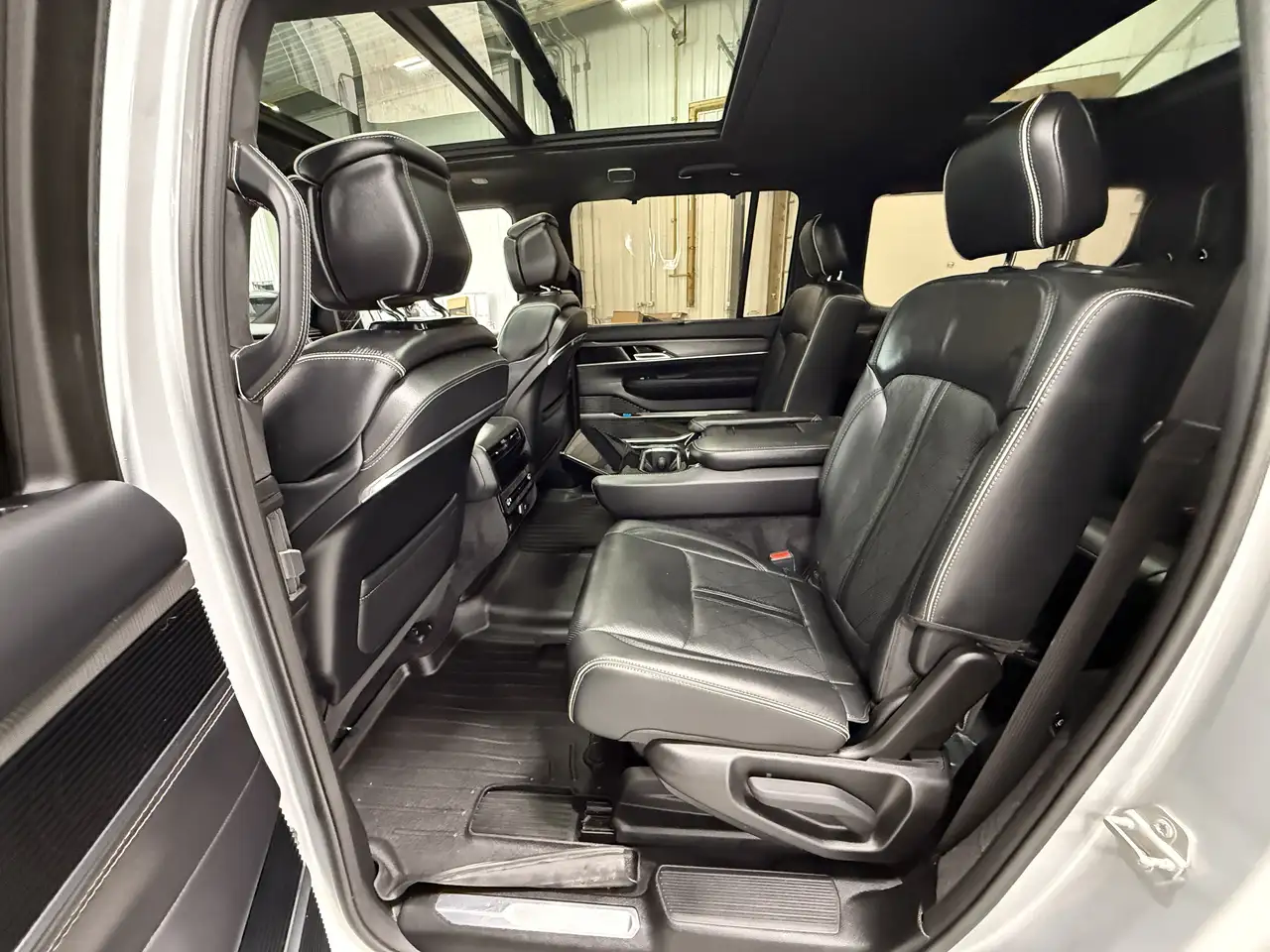 Jeep Grand Wagoneer - Image 10