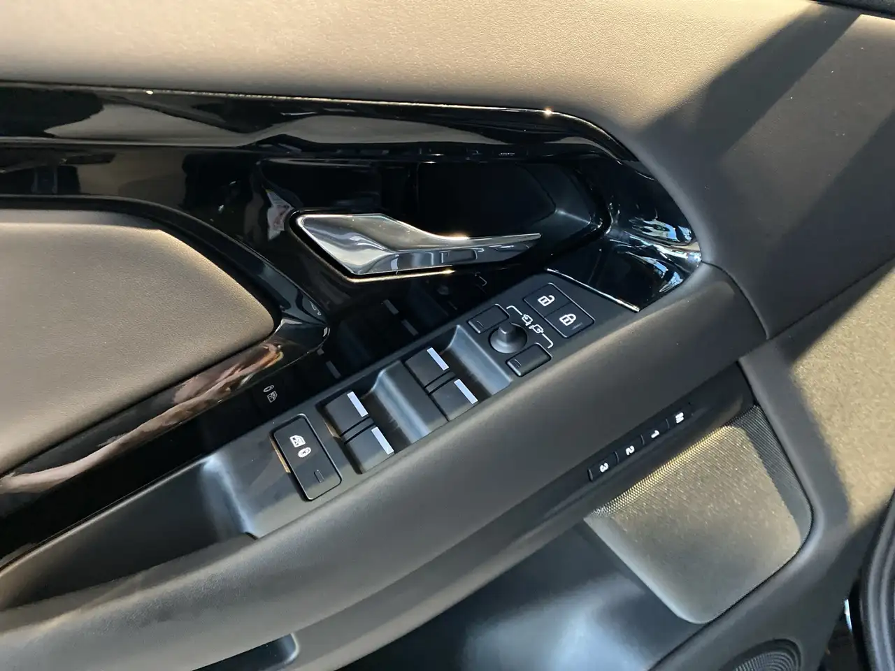 Land Rover Range Rover Evoque - Image 12