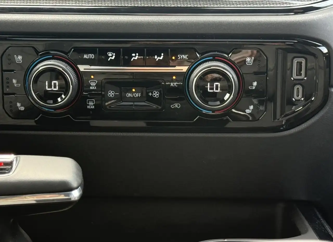 Chevrolet Silverado 1500 - Image 27