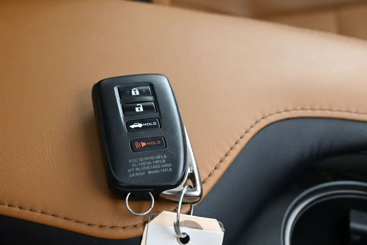 Lexus IS 300 - Image 32