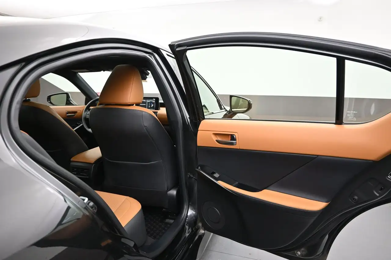 Lexus IS 300 - Image 26
