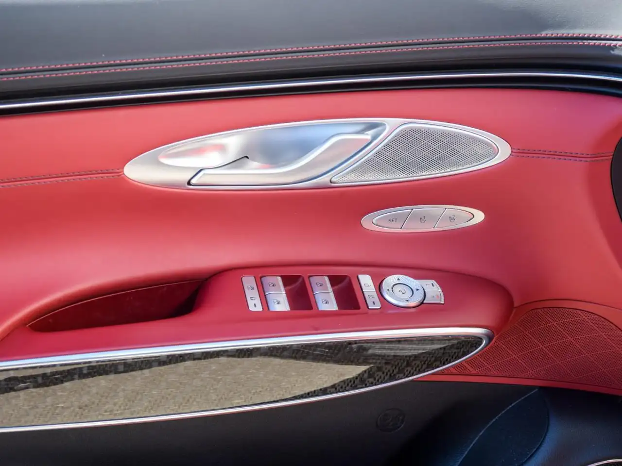 Genesis GV70 - Image 12