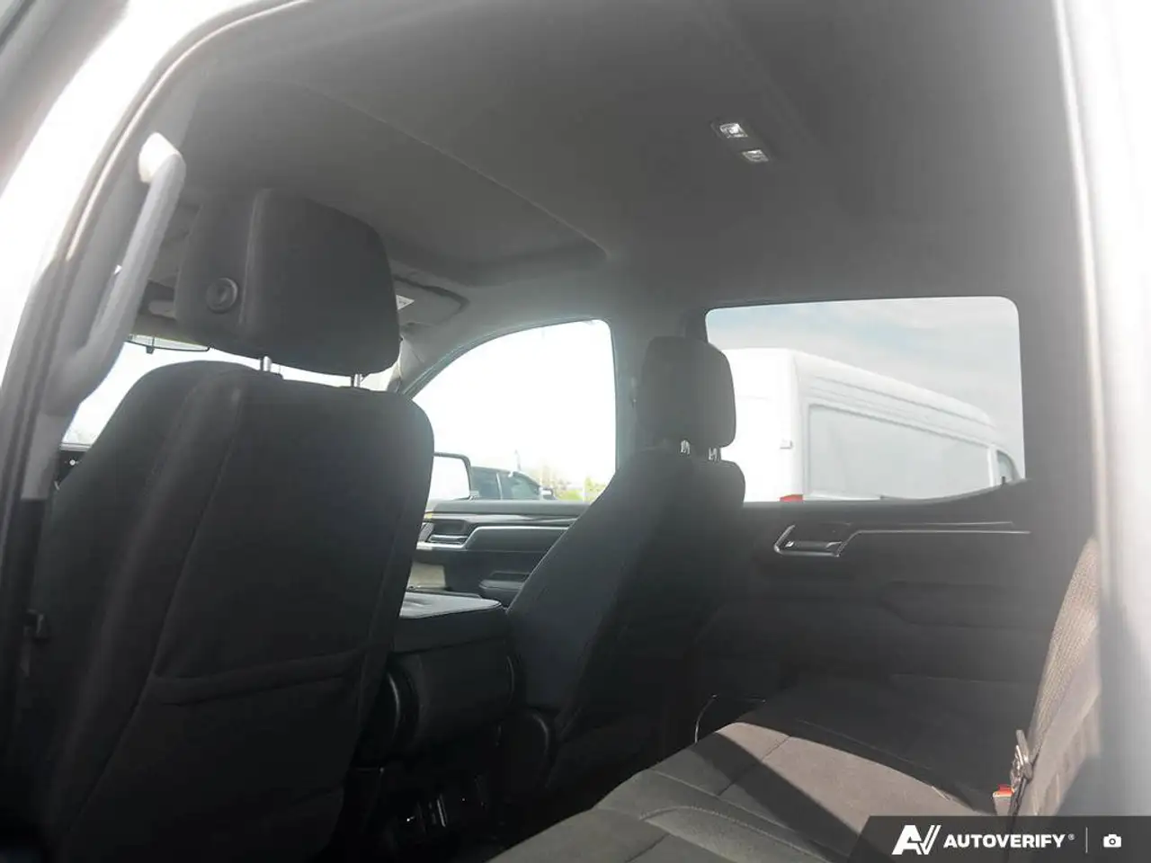 Chevrolet Silverado 1500 - Image 25