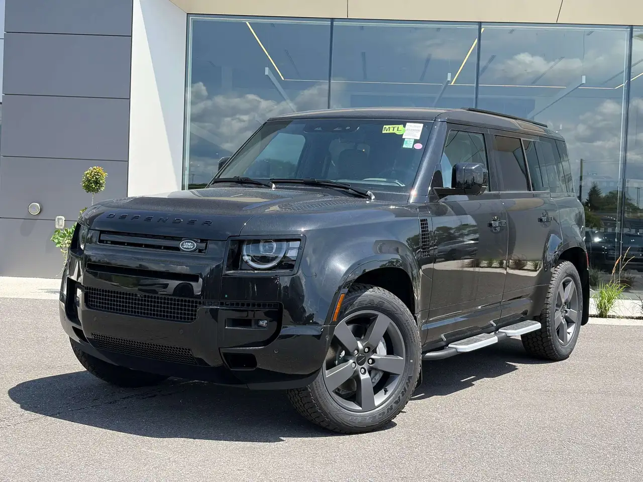 Land Rover Defender - Image 1