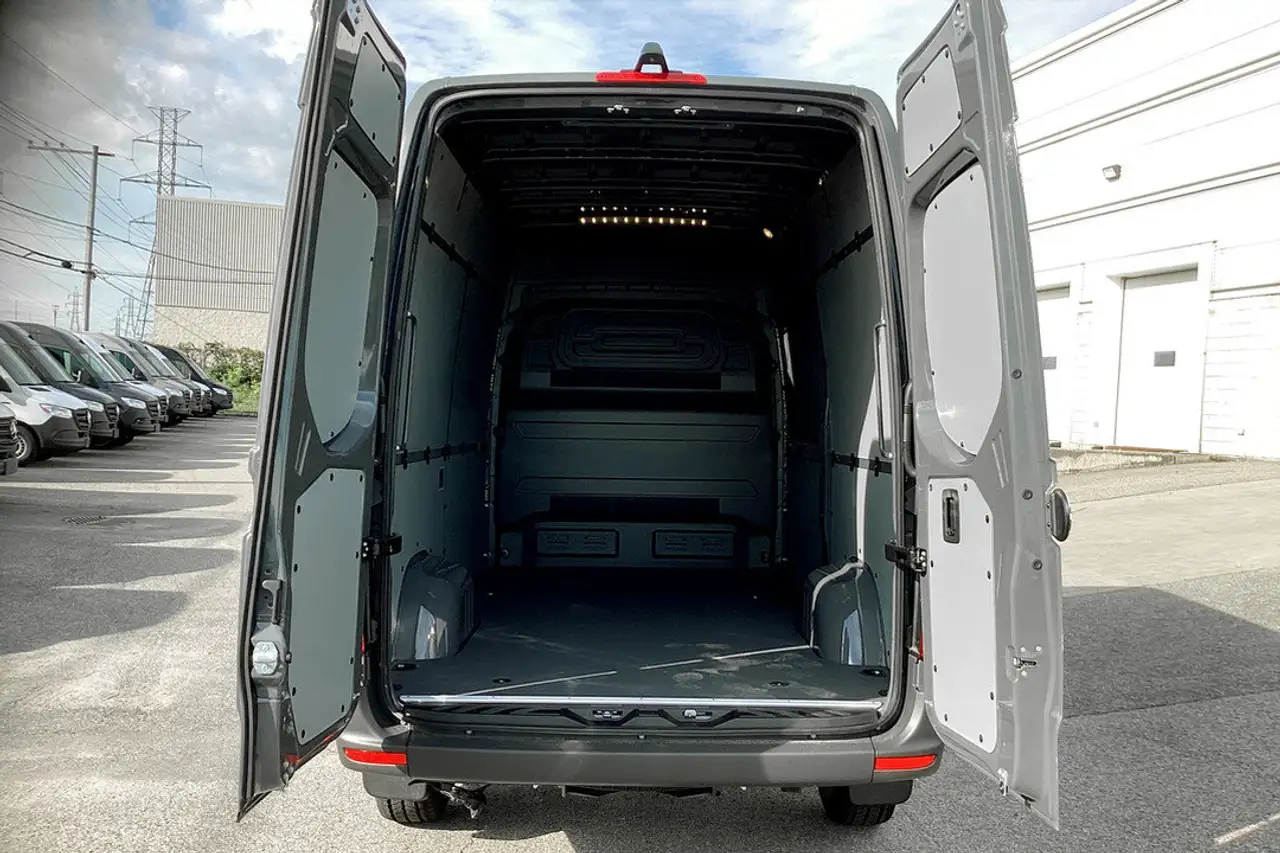 Mercedes-Benz Sprinter 2500 - Image 11