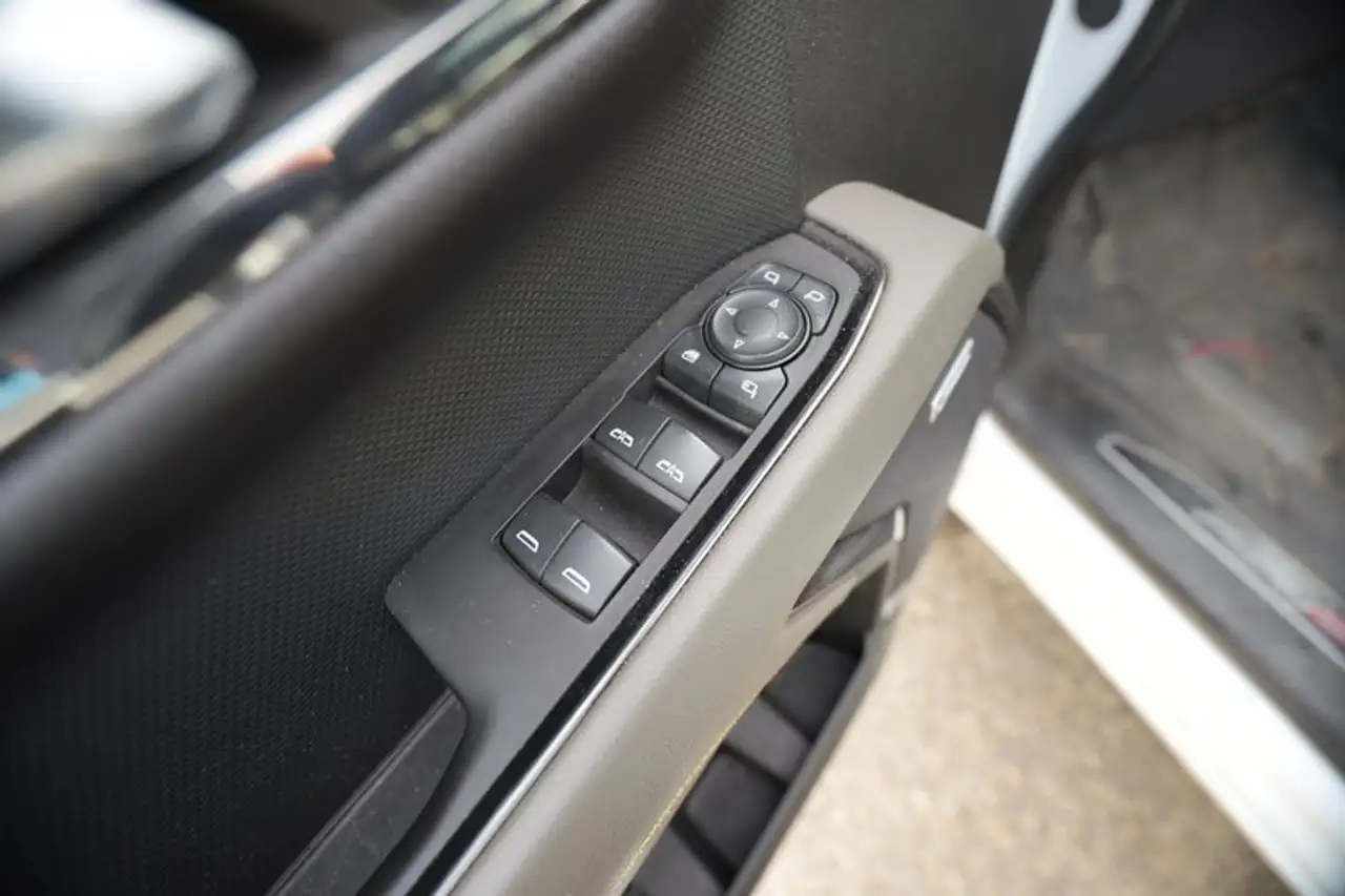 Chevrolet Silverado 1500 - Image 22