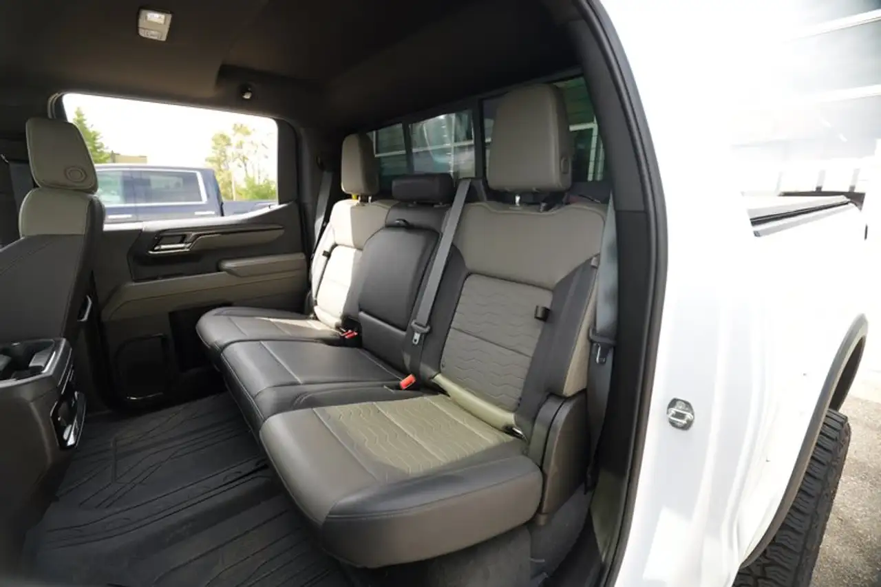 Chevrolet Silverado 1500 - Image 14