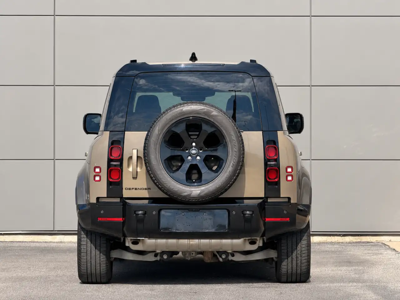 Land Rover Defender - Image 5