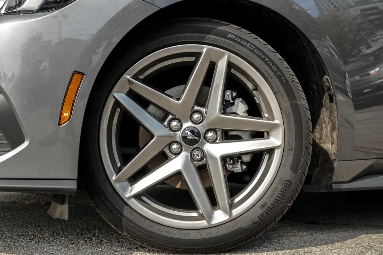 Ford Mustang - Image 5