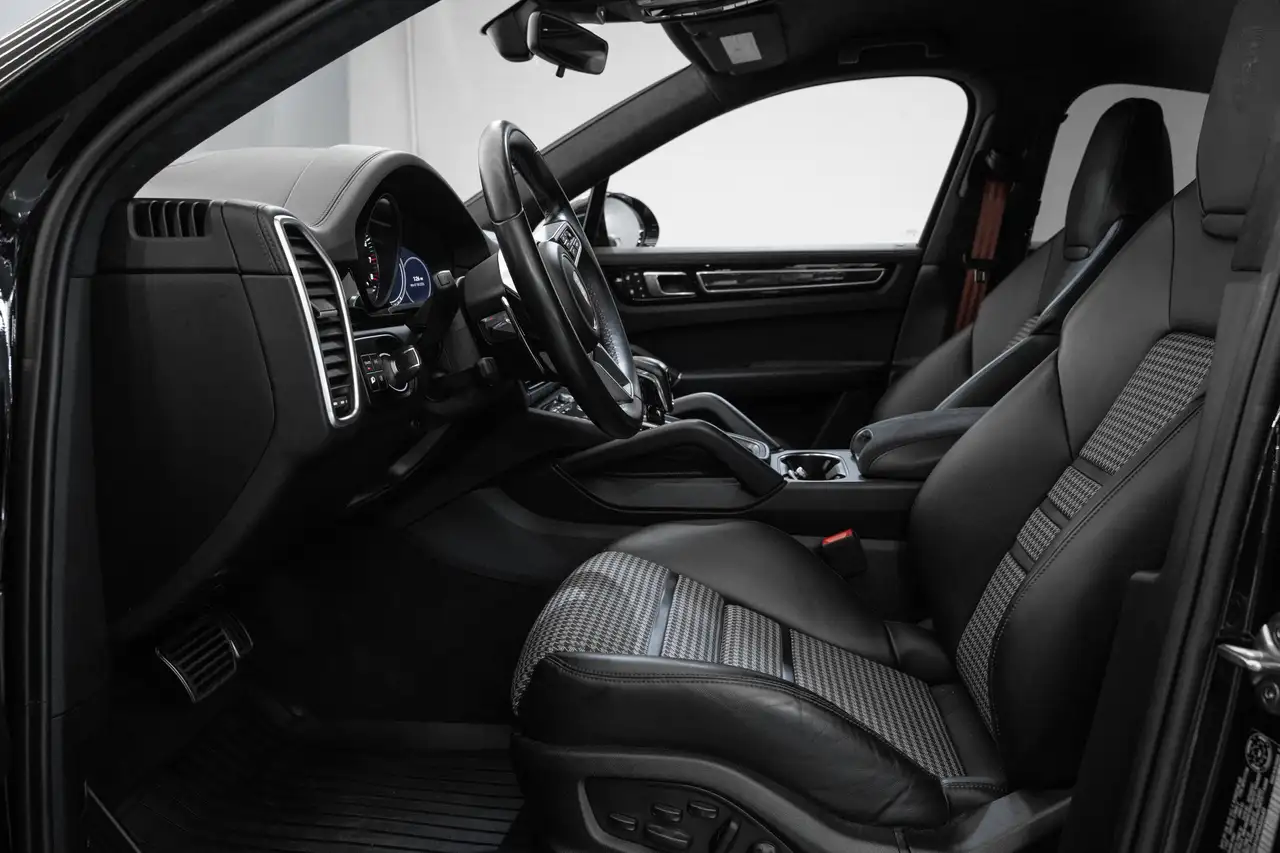 Porsche Cayenne - Image 12