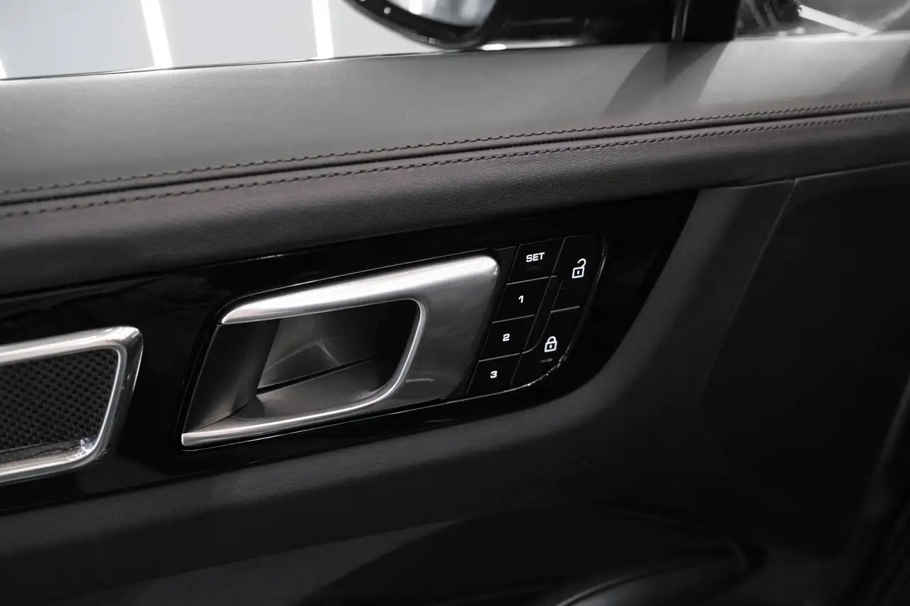 Porsche Cayenne - Image 18