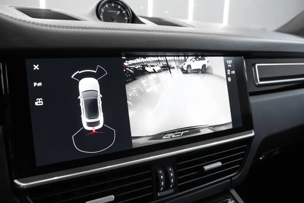 Porsche Cayenne - Image 25