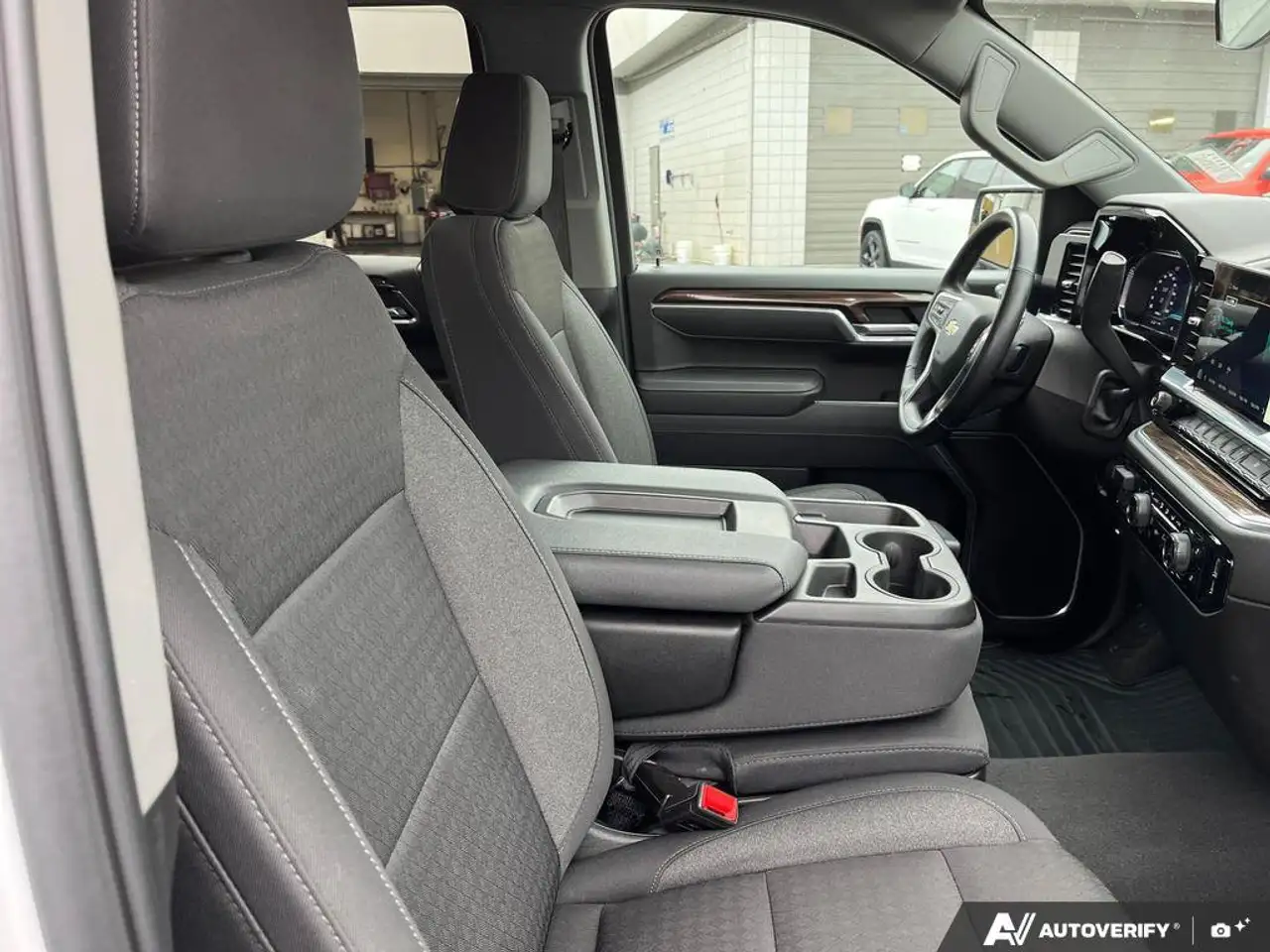 Chevrolet Silverado 1500 - Image 22