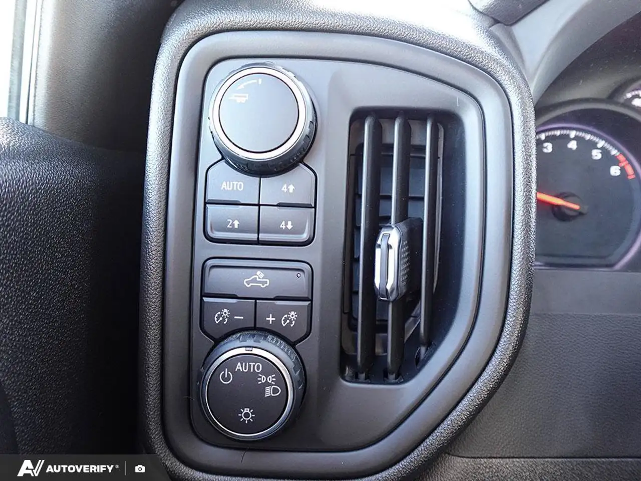 Chevrolet Silverado 1500 - Image 13