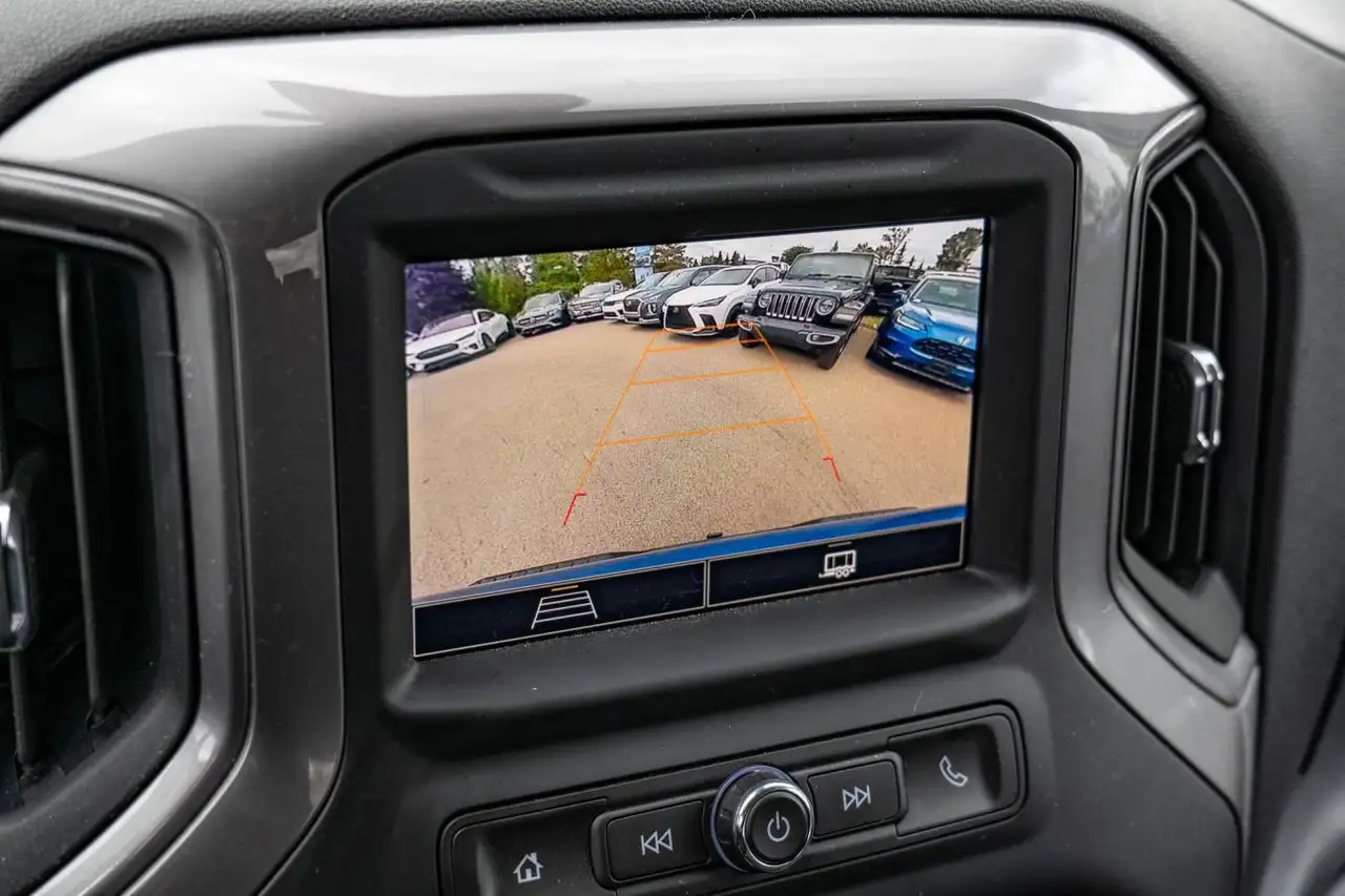 Chevrolet Silverado 1500 - Image 19