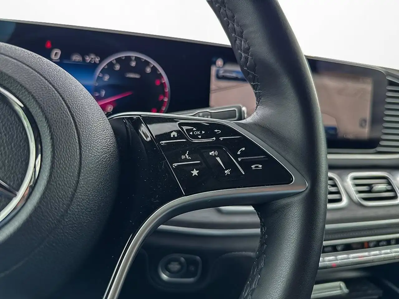 Mercedes-Benz GLS - Image 20