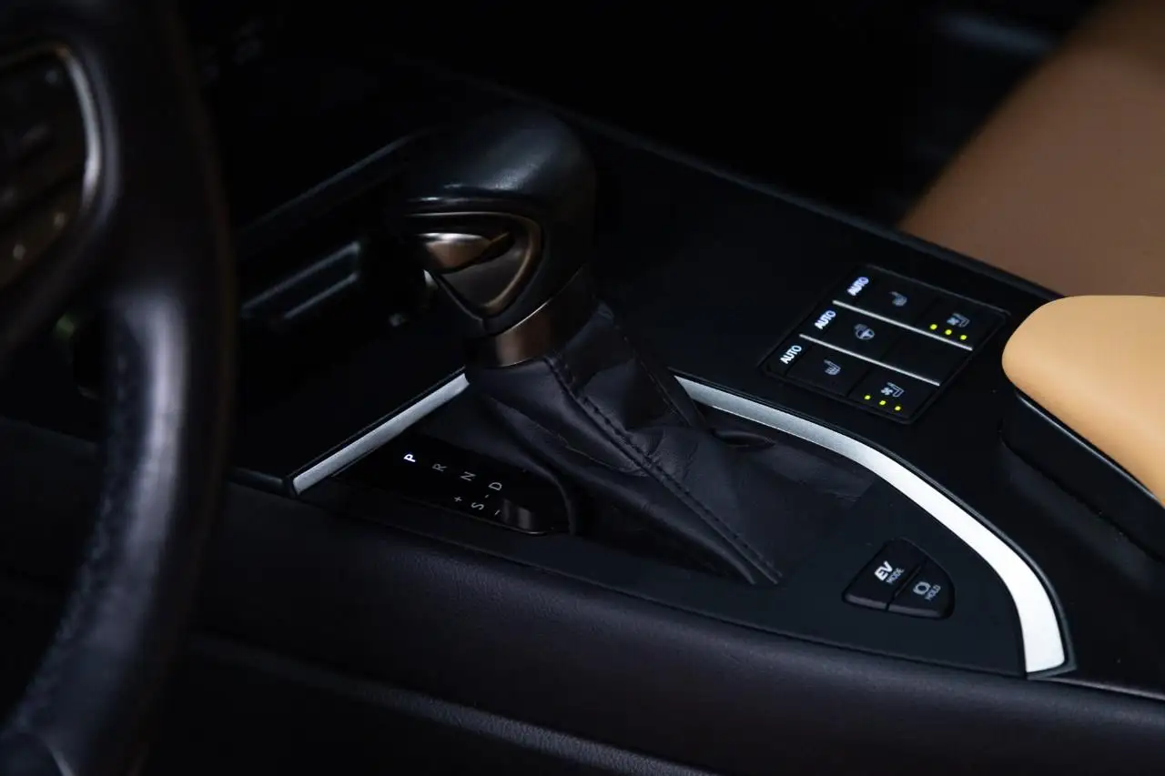 Lexus UX 250h - Image 20