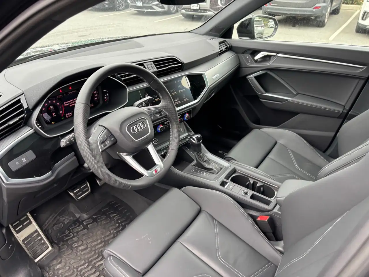 Audi Q3 - Image 13