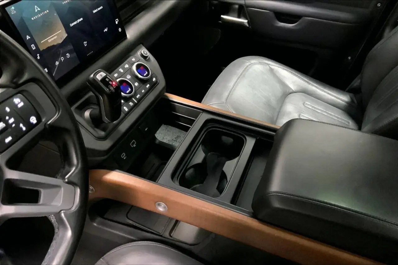 Land Rover Defender - Image 17