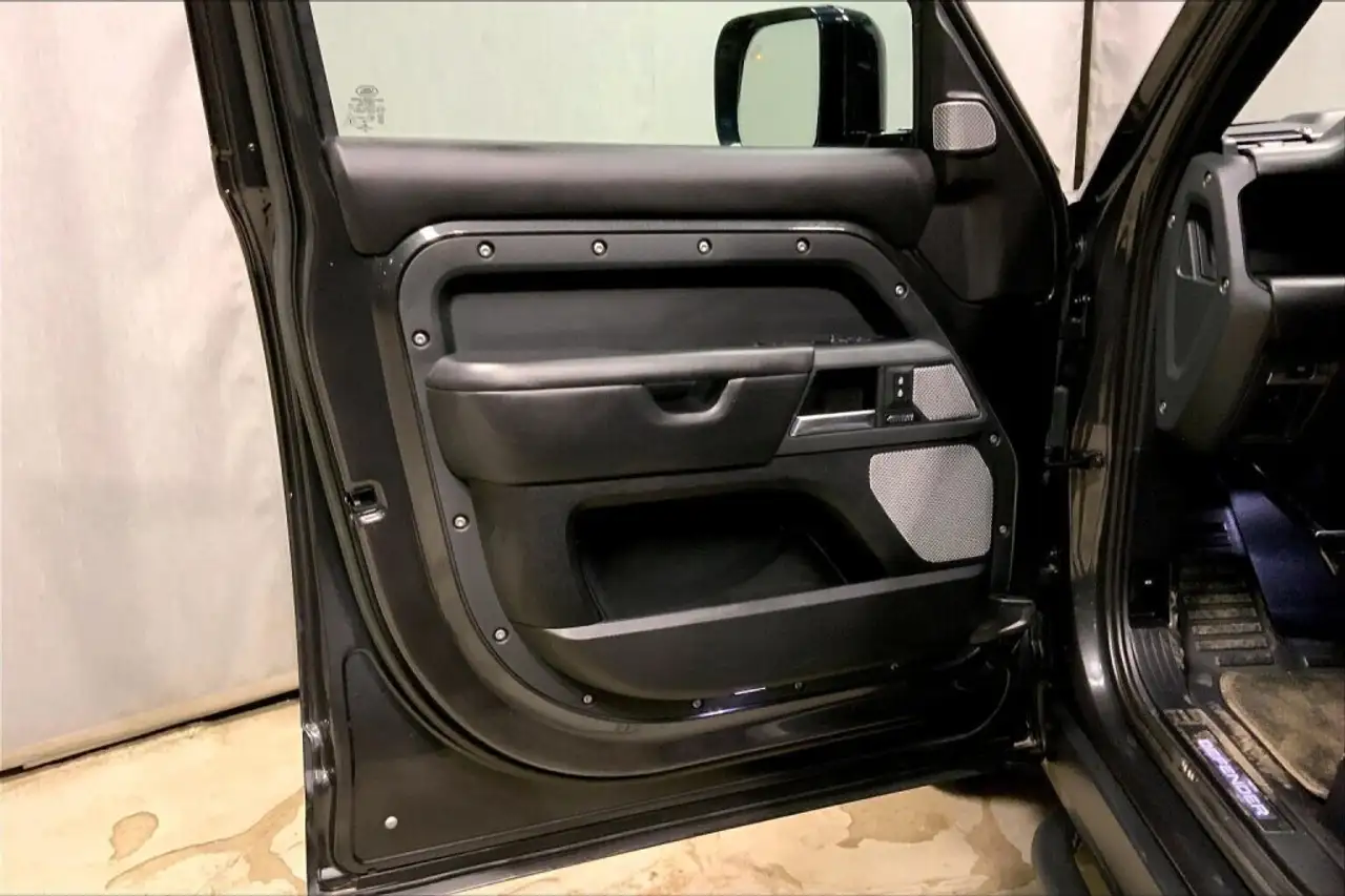 Land Rover Defender - Image 23
