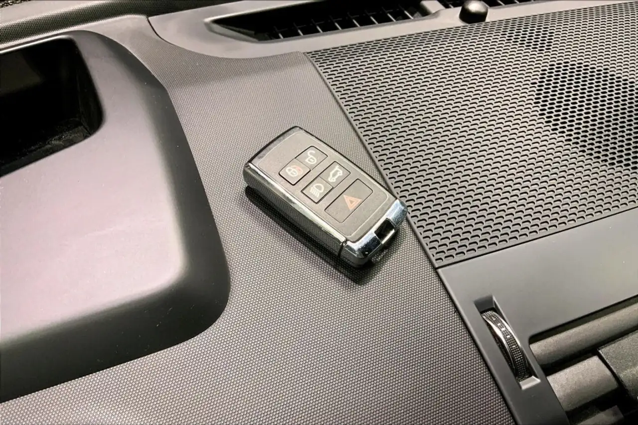 Land Rover Defender - Image 12