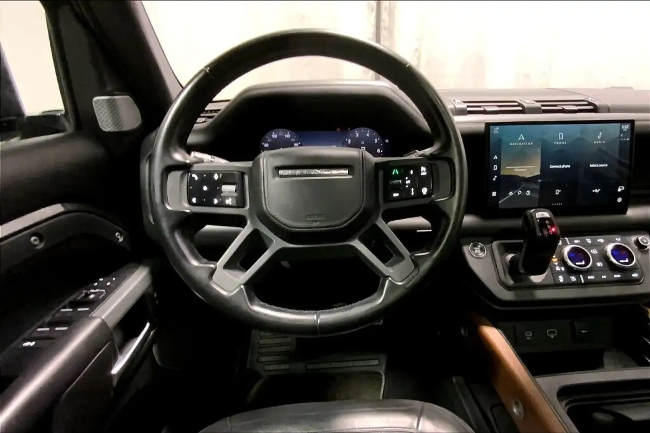Land Rover Defender - Image 5