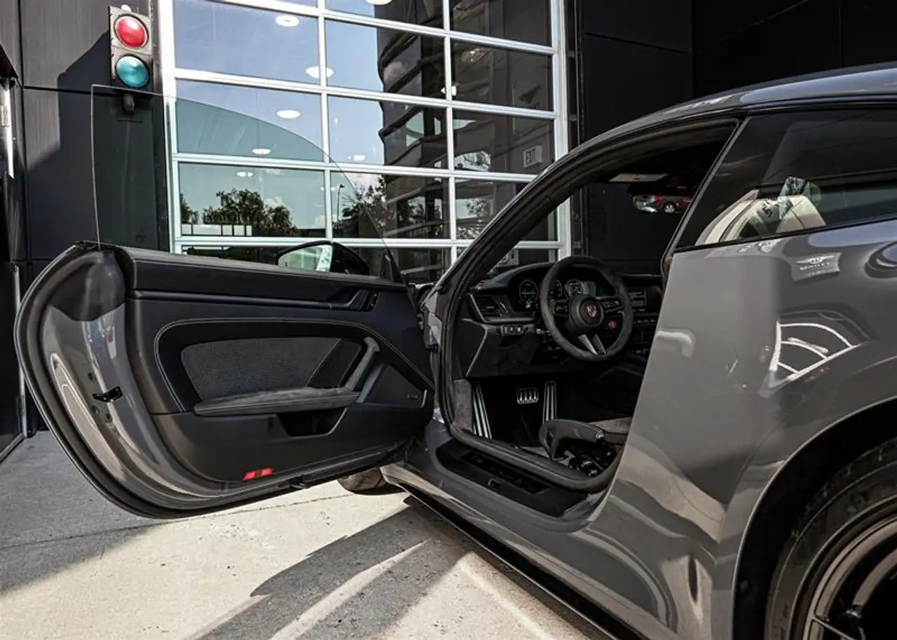Porsche 911 - Image 9