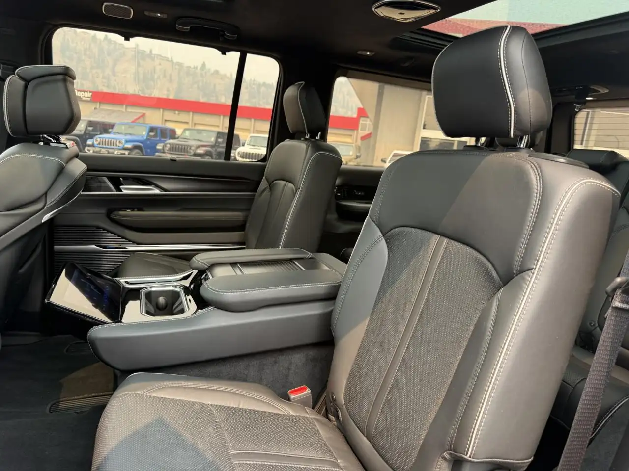 Jeep Grand Wagoneer - Image 16
