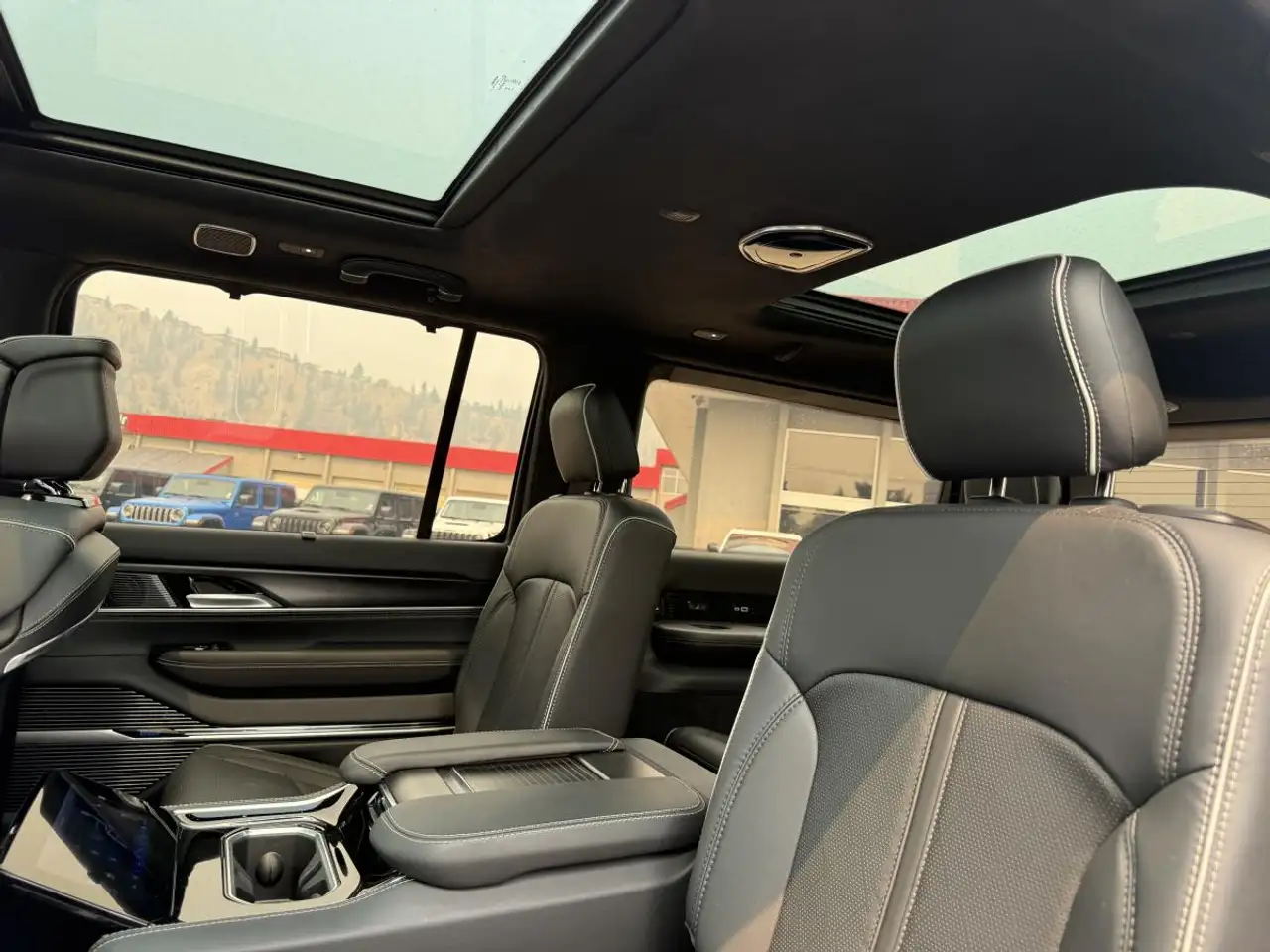 Jeep Grand Wagoneer - Image 17