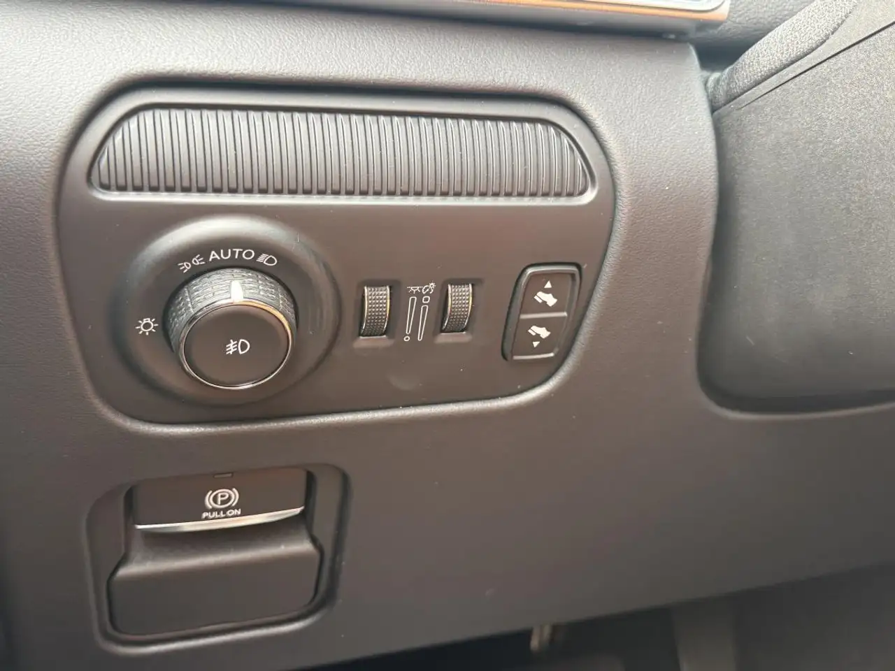 Jeep Grand Wagoneer - Image 33