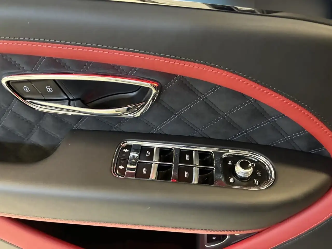Bentley Bentayga - Image 17