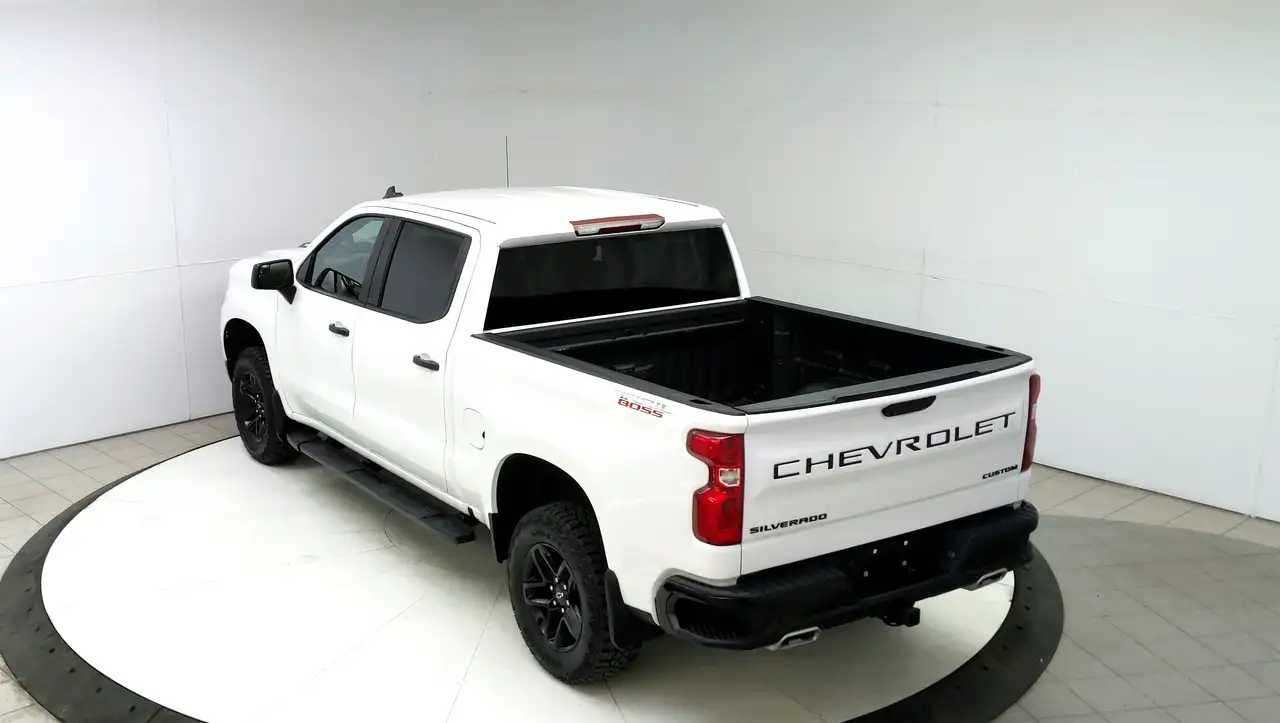 Chevrolet Silverado 1500 - Image 10