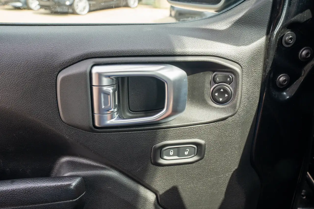 Jeep Wrangler - Image 24