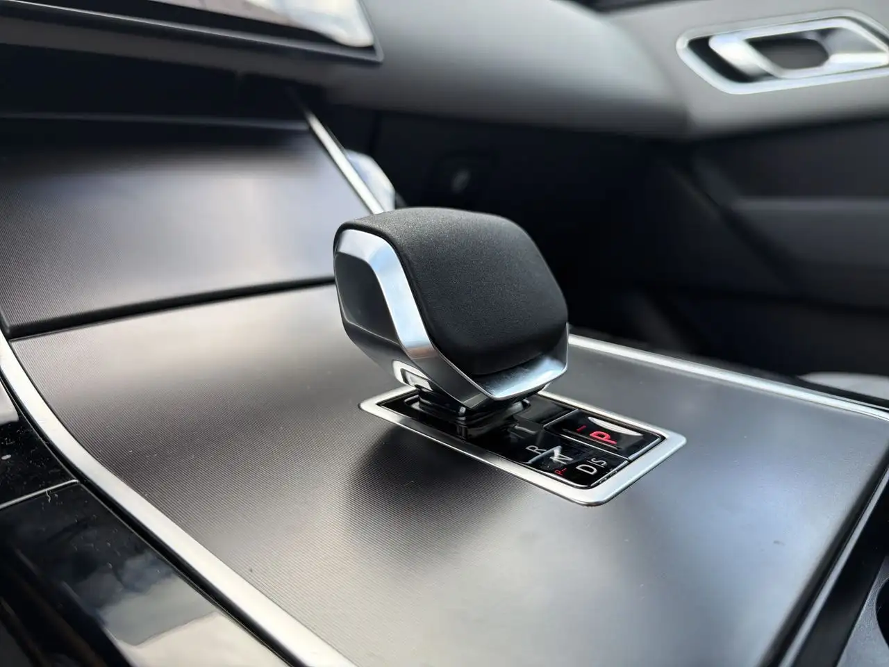 Land Rover Range Rover Velar - Image 17