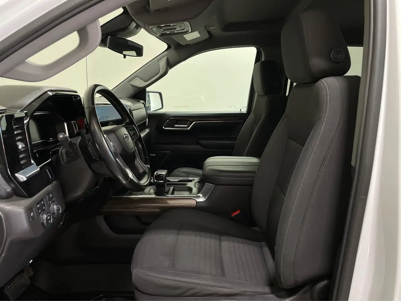 Chevrolet Silverado 1500 - Image 3