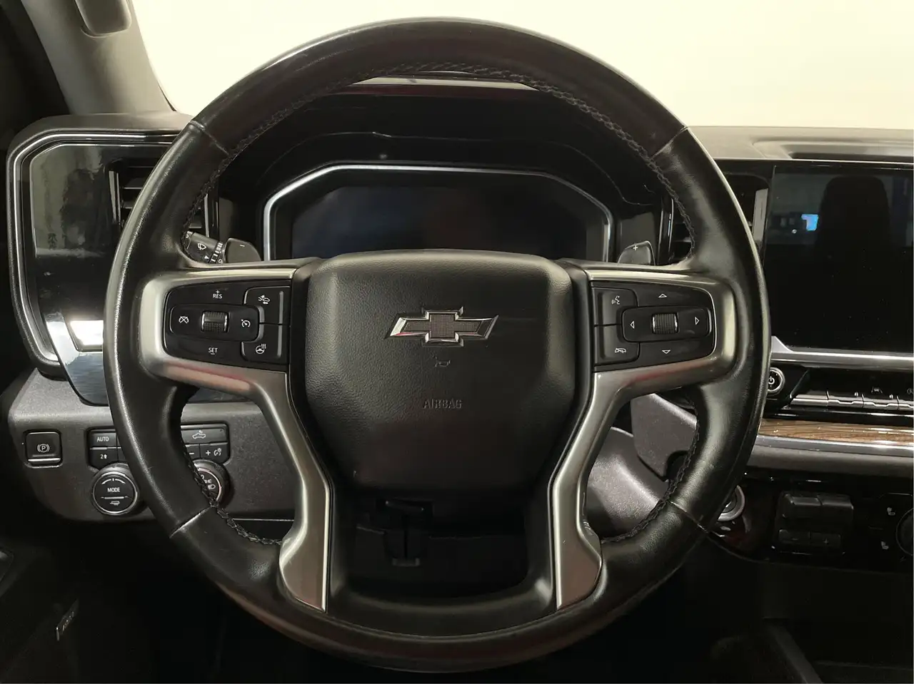 Chevrolet Silverado 1500 - Image 26