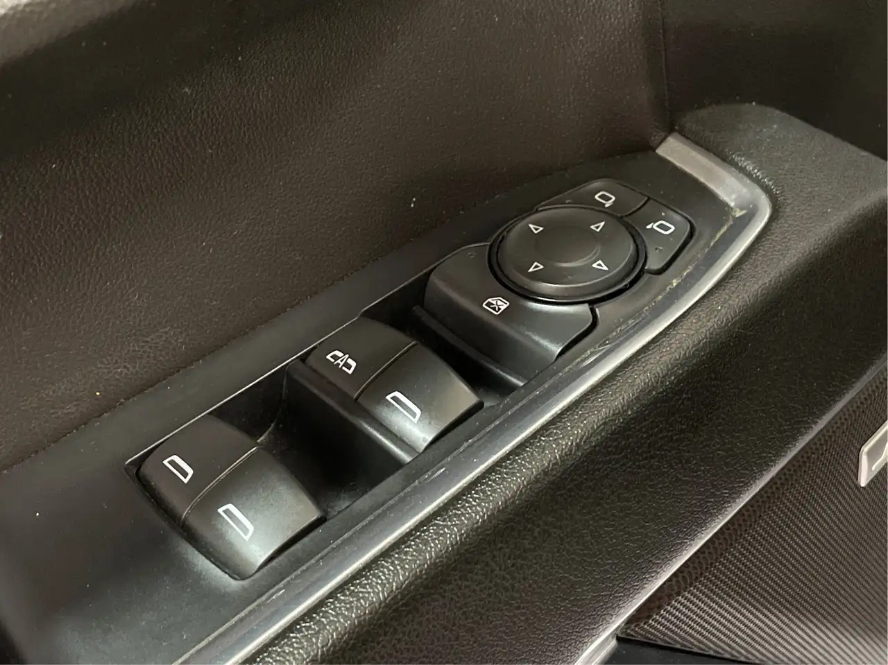 Chevrolet Silverado 1500 - Image 25