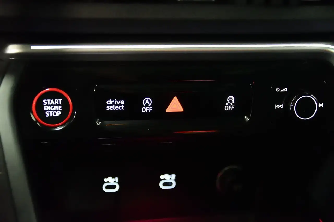 Audi SQ5 - Image 25