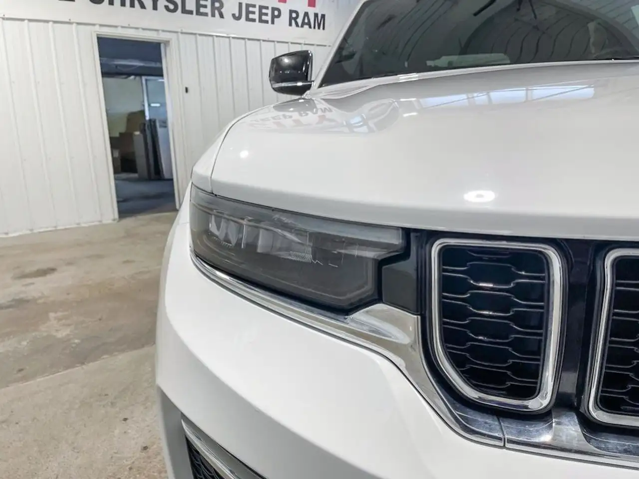 Jeep Grand Cherokee - Image 11