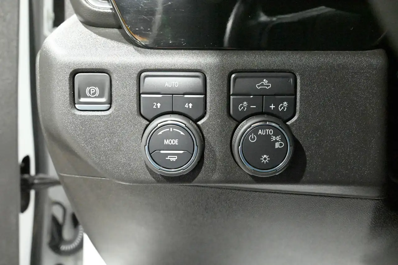 Chevrolet Silverado 1500 - Image 19