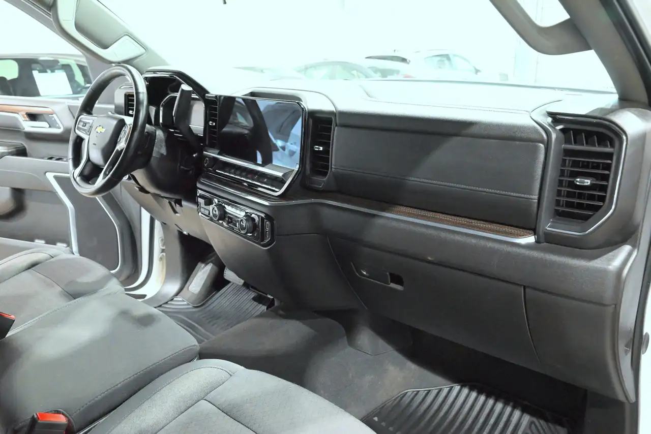 Chevrolet Silverado 1500 - Image 24